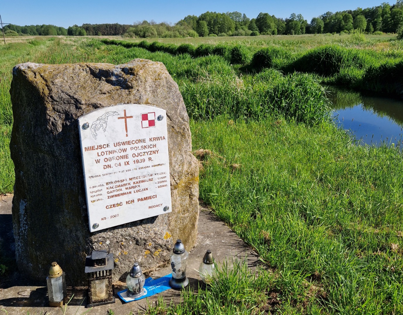 Pomnik ku czci poległych lotników z 212. Eskadry Bombowej w Drużbicach