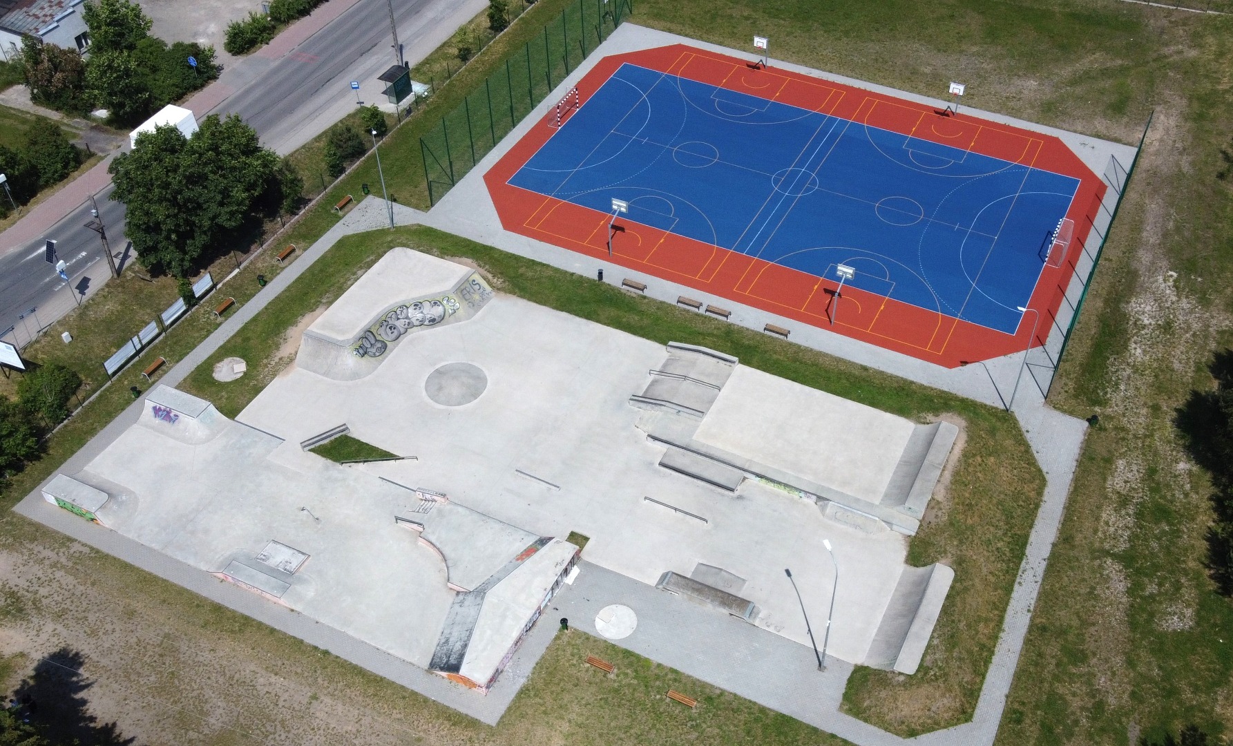 Boisko do piłki nożnej i skatepark w Stróży