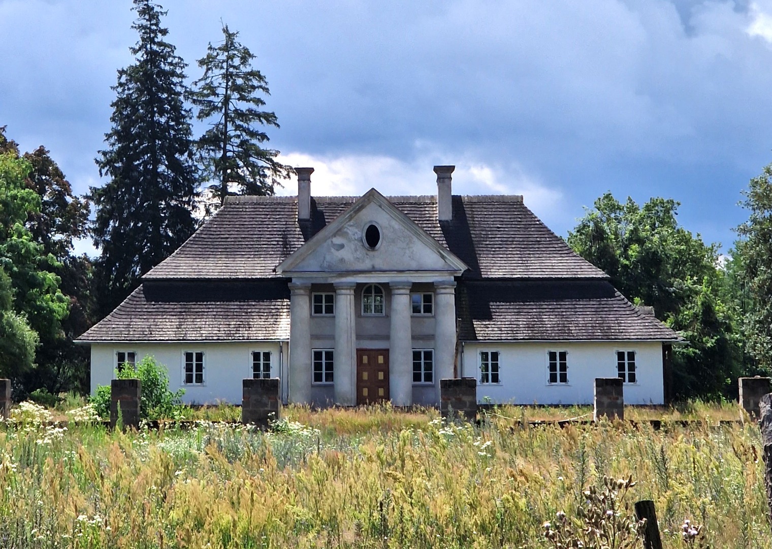 Dwór z początku XIX wieku w Wodzieradach