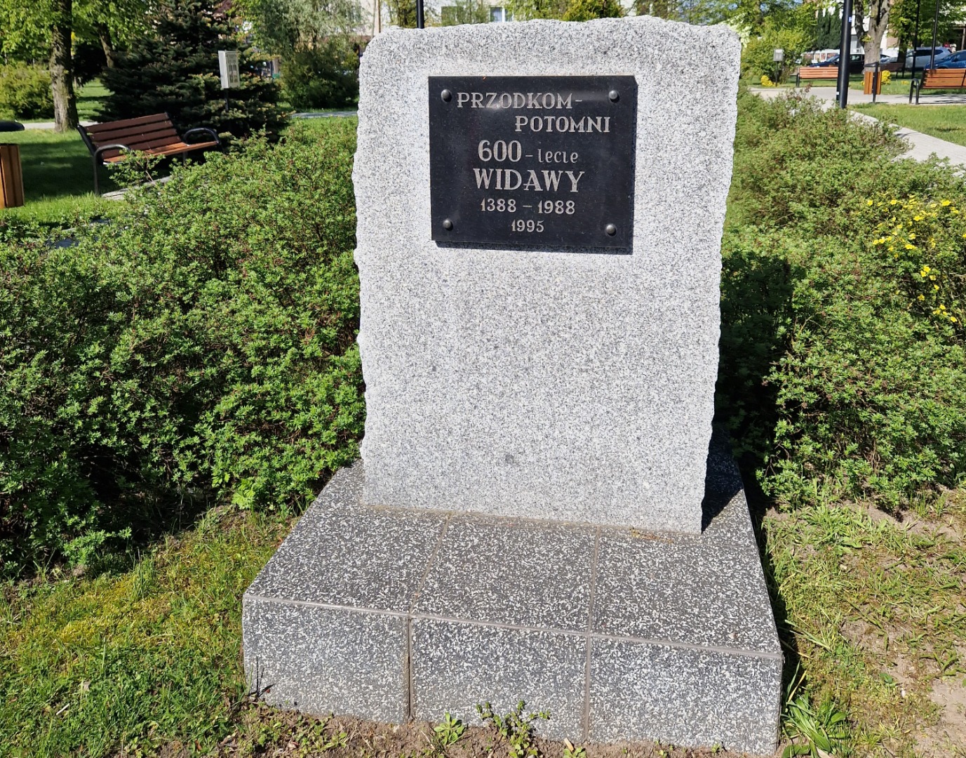 Kamienny obelisk w Widawie