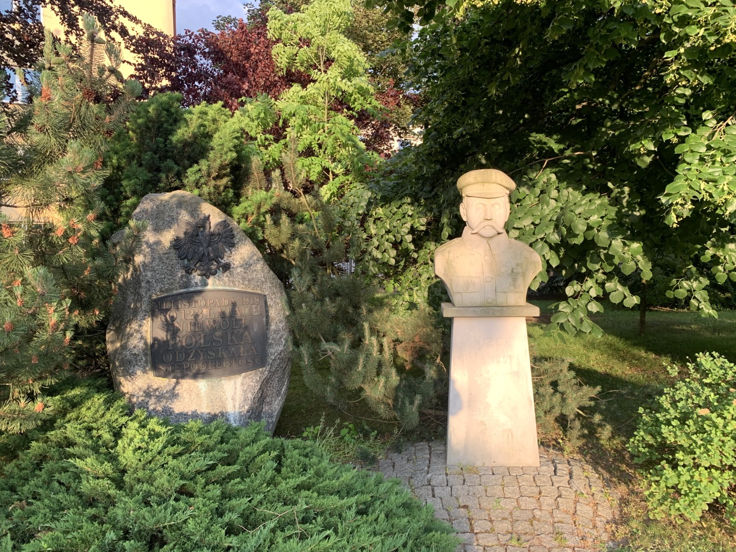 Kamienny obelisk w hołdzie odzyskania niepodległości / Popiersie Józefa Piłsudskiego