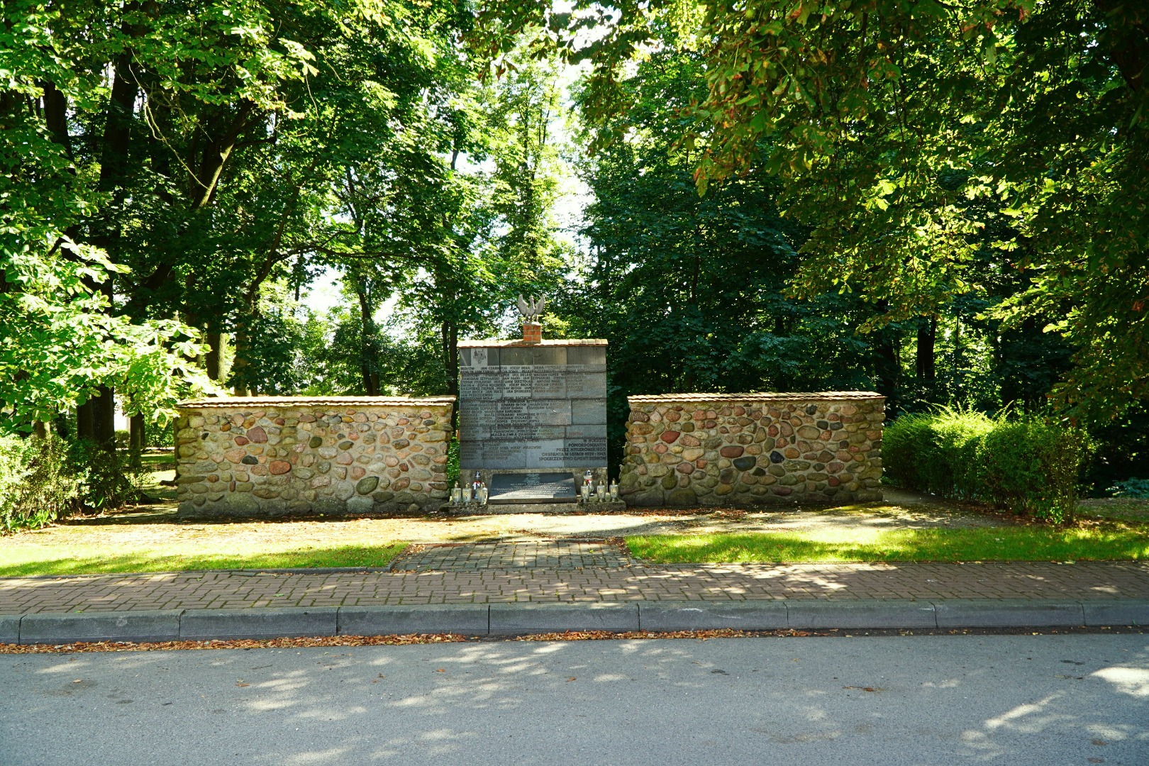 Pomnik pamięci o pomordowanych mieszkańcach gminy Będków w latach 1939-1945