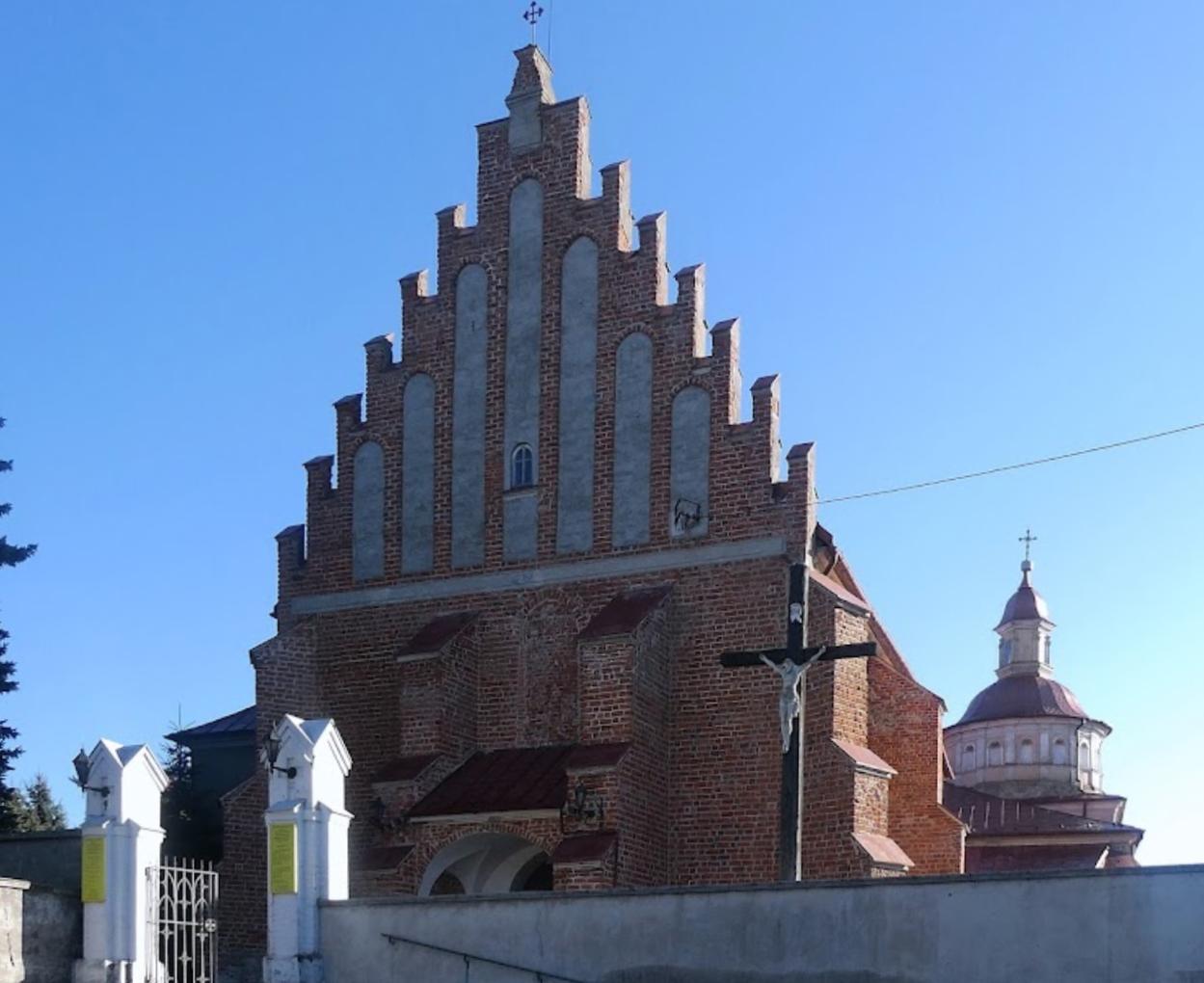 Kościół Podwyższenia Św. Krzyża w Brzezinach z kaplicą Lasockich