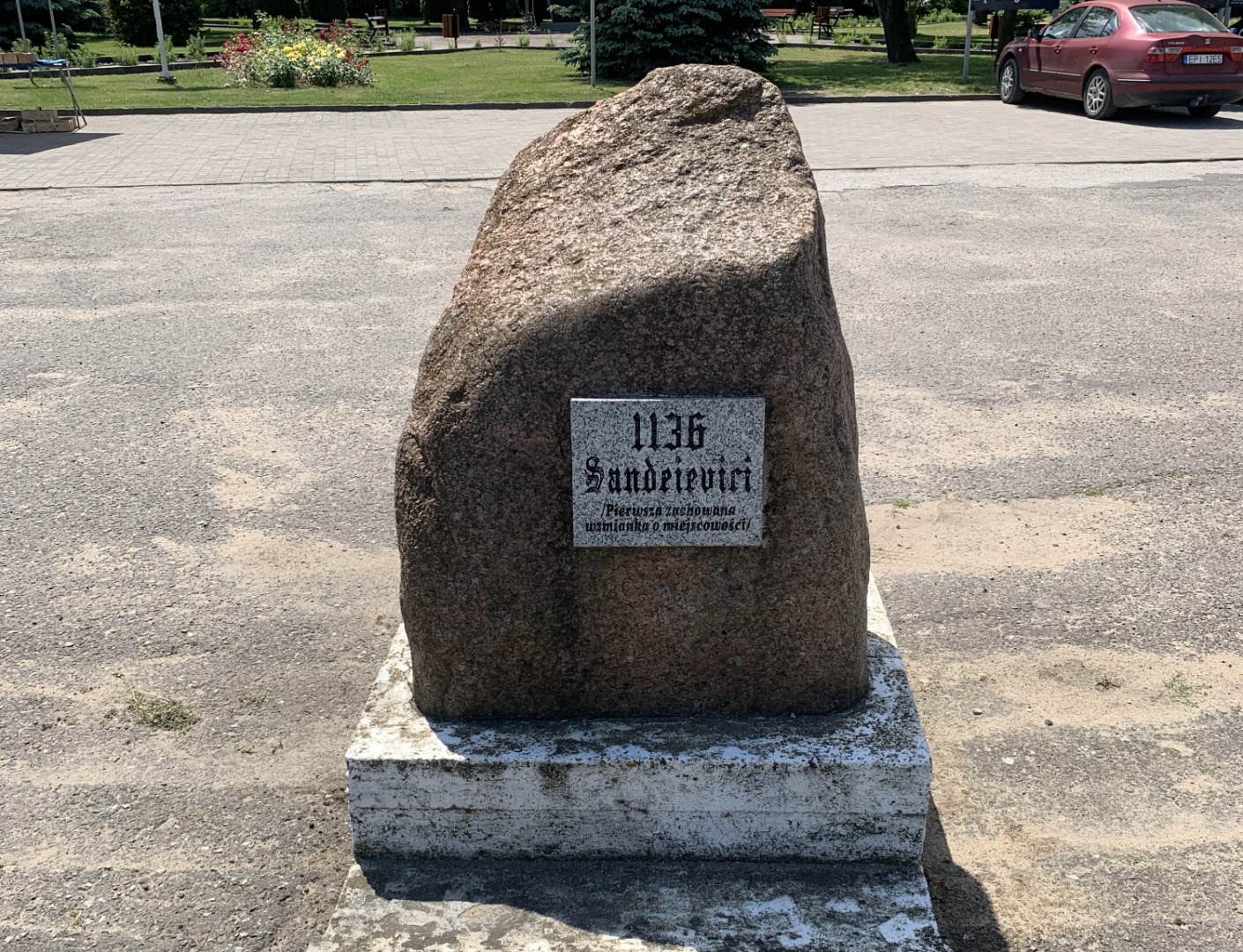 Kamienny obelisk z pamiątkową tablicą