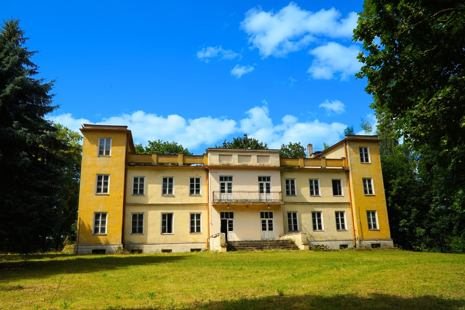 Budynek pałacowy na fundamentach dworu w Remiszewicach