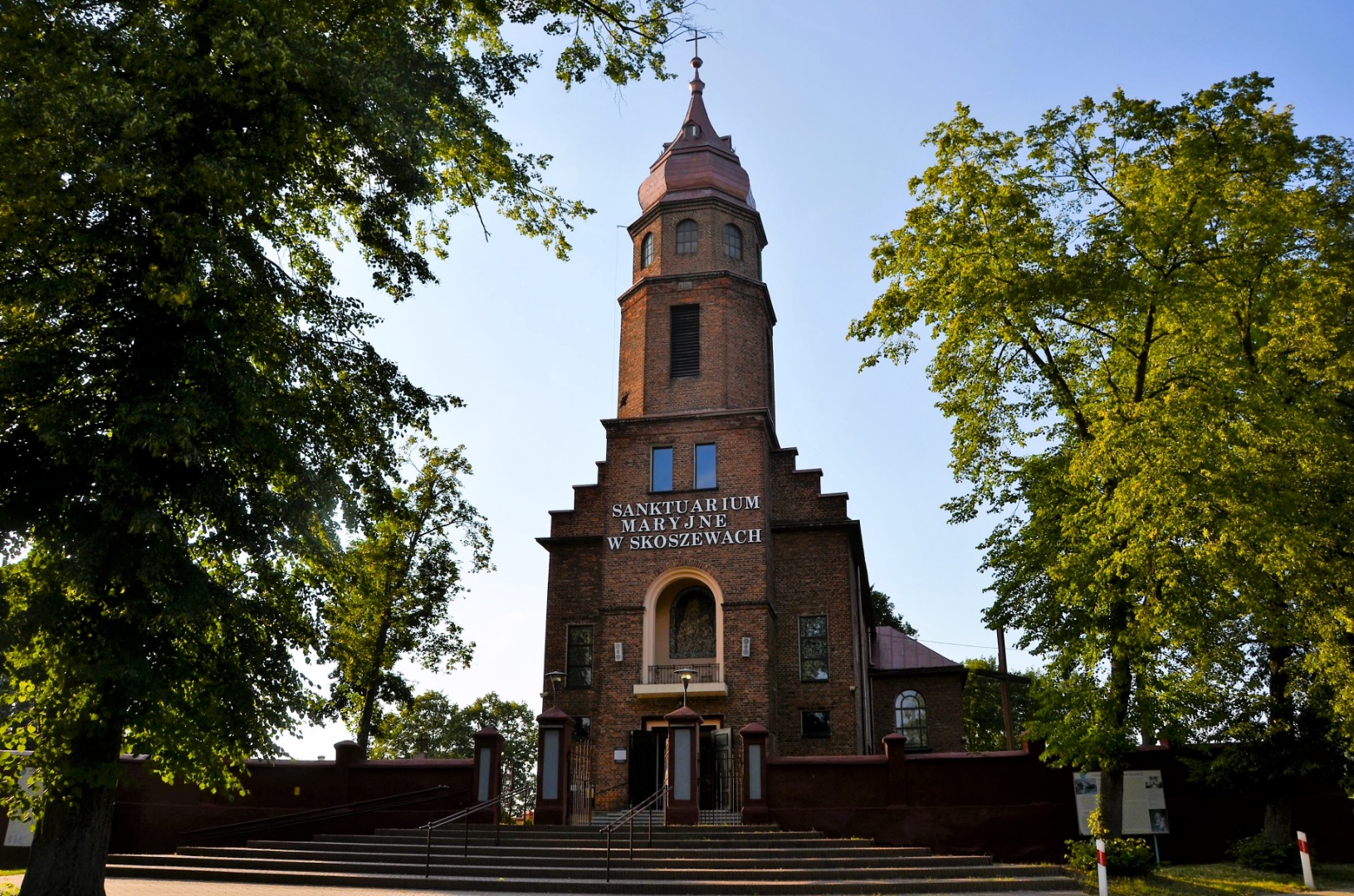 Sanktuarium pw. Wniebowzięcia Najświętszej Maryi Panny i Świętej Barbary w Starych Skoszewach