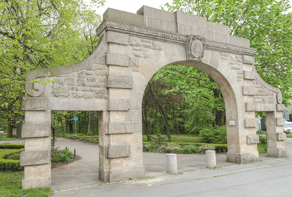 Alejkami pomiędzy rzeźbami w Parku Rusinowa