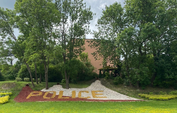 Police w zielono-niebieskim klimacie