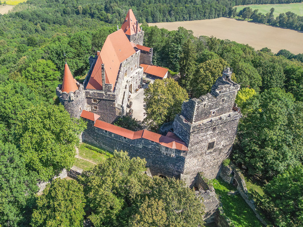 Zamek Grodziec: Wędrówka przez Dziewięć Wieków Tajemnic