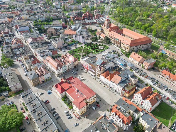 Przez Żary wzdłuż murów i baszt