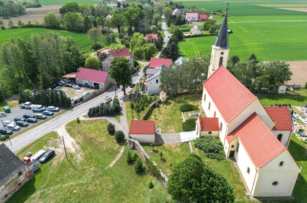 W cieniu kościelnej wieży w Niedźwiedniku